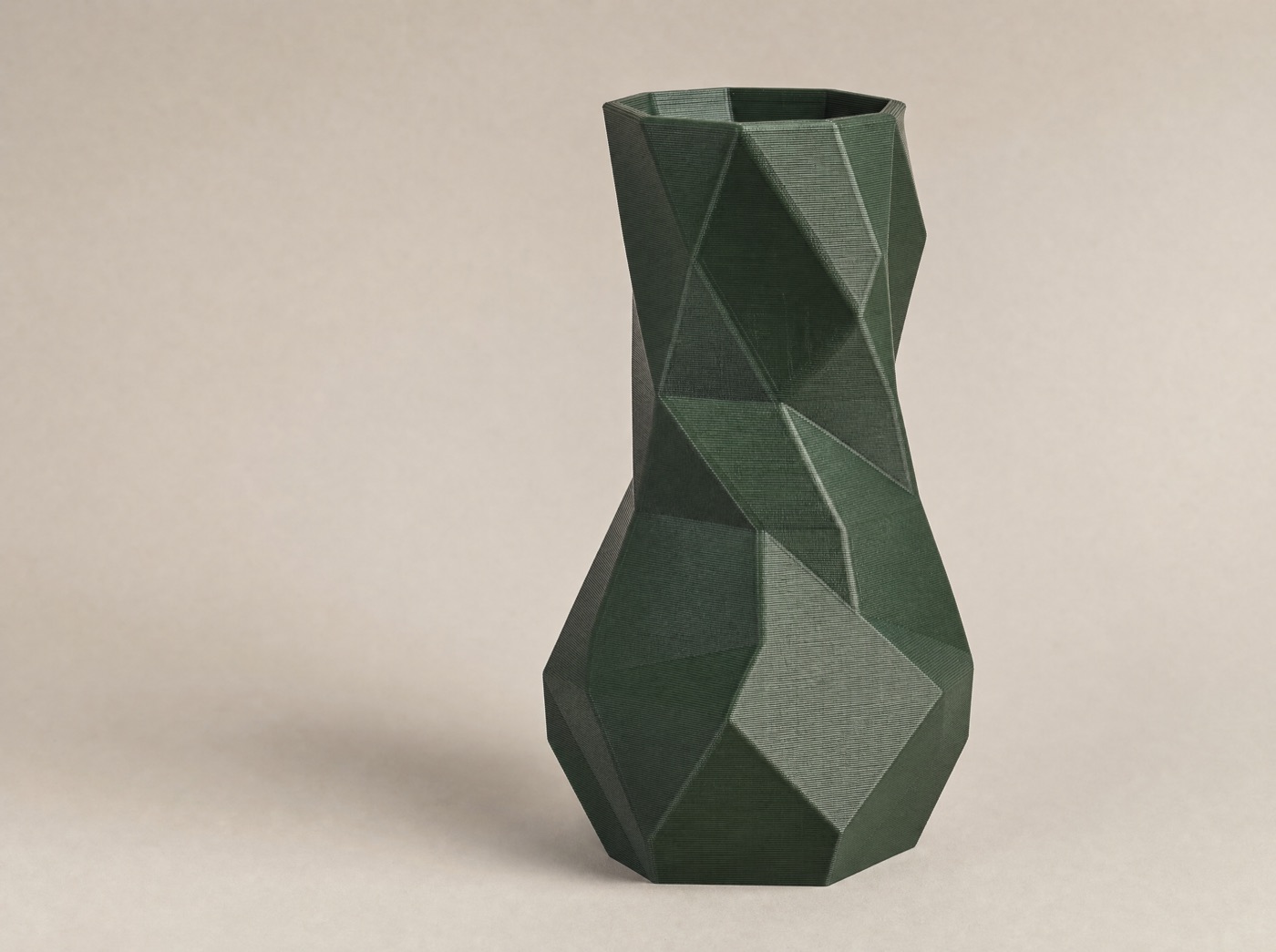 Detailreiche 3D-gedruckte Vase in Dunkelgruen